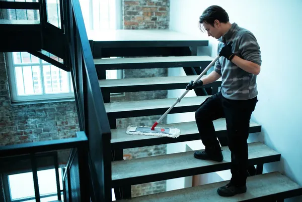 Gründliche Treppenhausreinigung für Wohnanlagen und Gewerbeobjekte